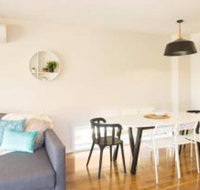 New Designer Home Parking Close to Airport - Bridge Guide