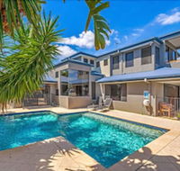 Gold Coast Stunning Waterfront Retreat by Hostrelax - Click Find