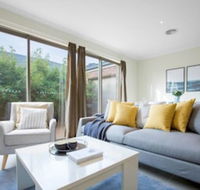 Spacious Lovely Home In Point Cook - Bet 4u
