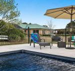 Sinden Park garden swimming pool rural vistas - Bet 4u