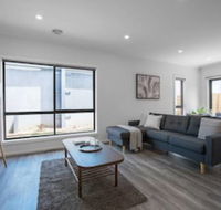Comfy And Warm Home In Point Cook - Bet 4u