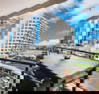 Modern 2 Bedroom River View Apartment in Docklands - Bet 4u