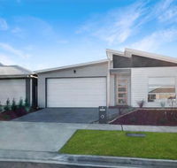 Brand New Home 10 mins to Beach Torquay Geelong Deakin Hospitals - Bet 4u
