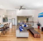 Unit 1 Rainbow Surf Modern two storey townhouse with large shared pool close to beach  shop - Click Find
