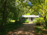 Mirriyindi Unique Berrima escape for 9 in the Southern Highlands 4pm check out Sundays