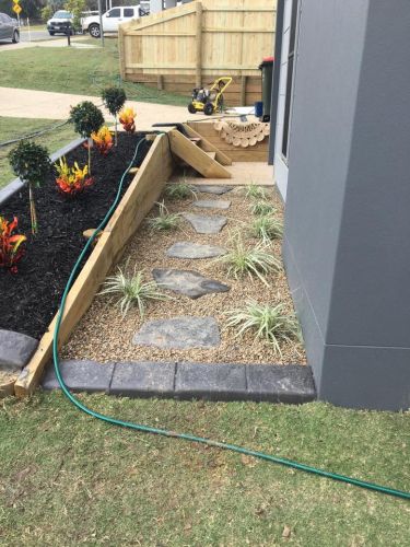 G-Dogs Garden Edging - Lawyer Find 12