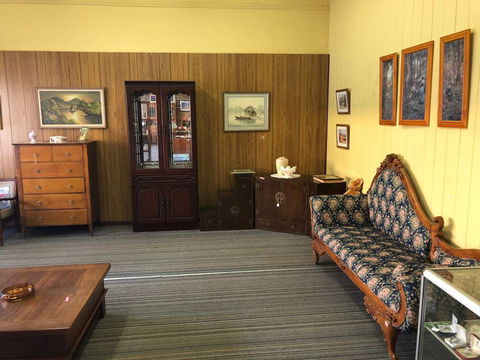 Paraphernalia Antiques & Collectables - Click Find 1