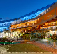 Camelot Motel - Click Find