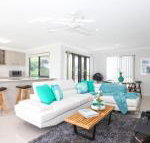 Beach Breeze Holiday House - Click Find