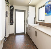 Ned Kelly's Retreat - Sophisticated style with modern convenience and magical outlook - Click Find