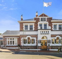 Cygnet Old Bank B  B Cafe  Gift Store - Click Find