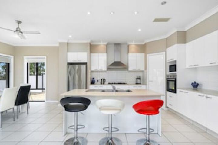 Molendinar QLD Click Find