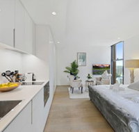 Luxury Home Hidden in the Urban Oasis - Click Find