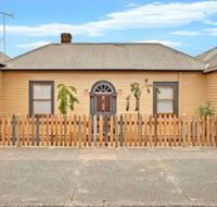 Robinson Cottage - Click Find