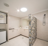 Airlie on Main Street Airlie Beach - Click Find