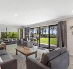 19 Bay Parklands 2 Gowrie Avenue ground floor renovated unit with water views  WIFI