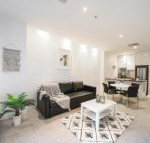 A Spacious  Central 2BR Apt Near Flinders Station - Click Find