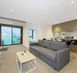 A Modern  Central Apt with Beautiful City Views - Click Find