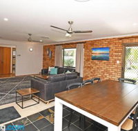 Urangan Harbour Bungalow - Click Find