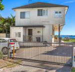 Yacaaba Beautiful Waterfront Location - Click Find
