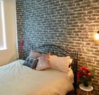 BUDGET Bourke St. Studios - Click Find
