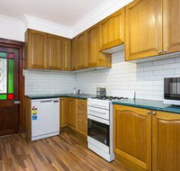 Spacious 3 Bedroom Minutes To CBD - Click Find