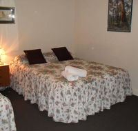 Aaron Cottage - Click Find