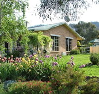 Halls on Falls Homestead - Click Find