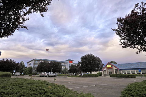 Shilo Inn Suites Hotel - Nampa Suites - Click Find 5