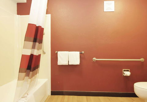 Red Roof PLUS+ Chicago - Hoffman Estates - Bet 4u 15