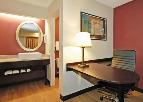 Red Roof PLUS+ Chicago - Hoffman Estates - Bet 4u 14