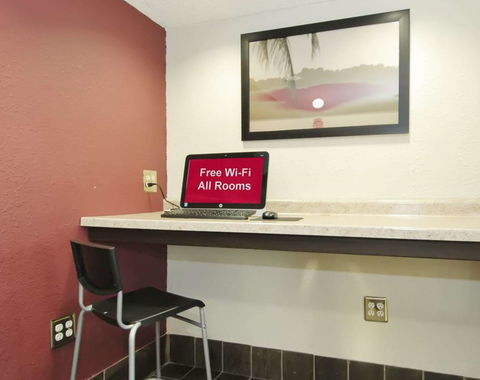 Red Roof PLUS+ Chicago - Hoffman Estates - Bet 4u 12