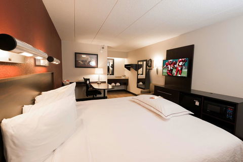 Red Roof PLUS+ Chicago - Hoffman Estates - Bet 4u 11