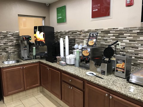 Quincy Inn & Suites - Bet 4u 18