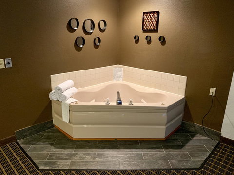 Quincy Inn & Suites - Bet 4u 7