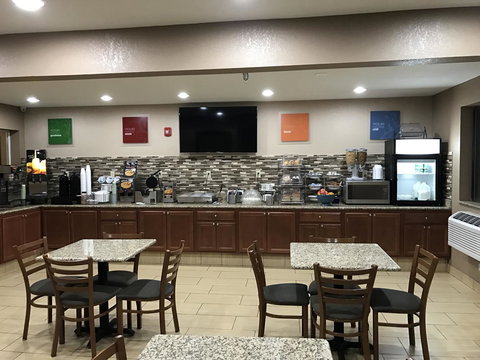 Quincy Inn & Suites - Bet 4u 23