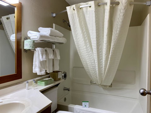 Quincy Inn & Suites - Bet 4u 6