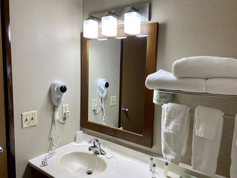 Quincy Inn & Suites - Bet 4u 5