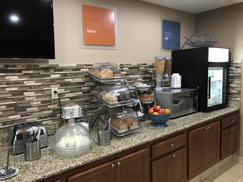 Quincy Inn & Suites - Bet 4u 21