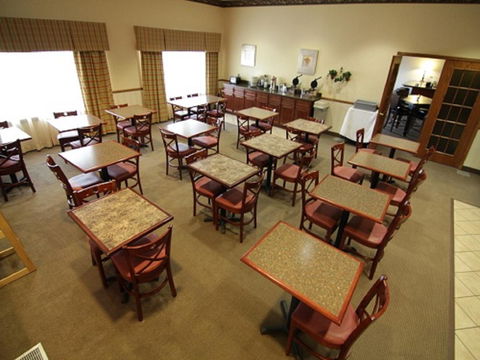 Town & Country Inn And Suites - Bet 4u 6