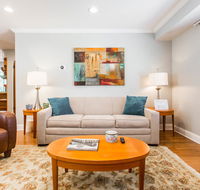 Sunny 1-bedroom walk up - Oak Park Free Parking