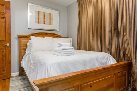 Cozy Ground Floor 2 Bed Apt W/ 1 Car Garage - Click Find 6