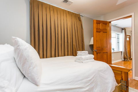 Cozy Ground Floor 2 Bed Apt W/ 1 Car Garage - Click Find 7