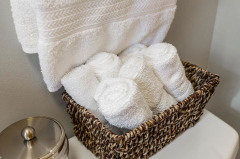 Cozy Ground Floor 2 Bed Apt W/ 1 Car Garage - Click Find 4