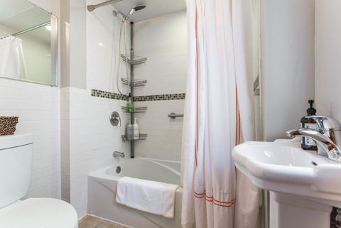 Cozy Ground Floor 2 Bed Apt W/ 1 Car Garage - Click Find 21