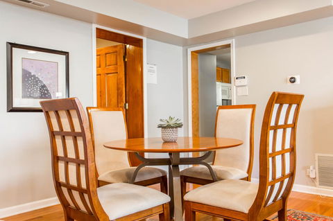 Cozy Ground Floor 2 Bed Apt W/ 1 Car Garage - Click Find 3