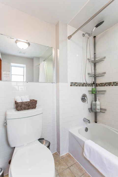 Cozy Ground Floor 2 Bed Apt W/ 1 Car Garage - Click Find 19