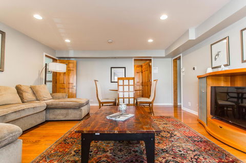 Cozy Ground Floor 2 Bed Apt W/ 1 Car Garage - Click Find 1