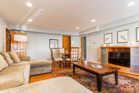 Cozy Ground Floor 2 Bed Apt W/ 1 Car Garage - Click Find 0