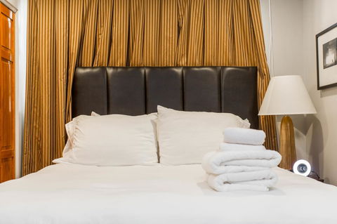 Cozy Ground Floor 2 Bed Apt W/ 1 Car Garage - Click Find 9